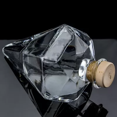 流行设计超级燧石 700ml伏特加玻璃瓶，带软木塞和透明玻璃