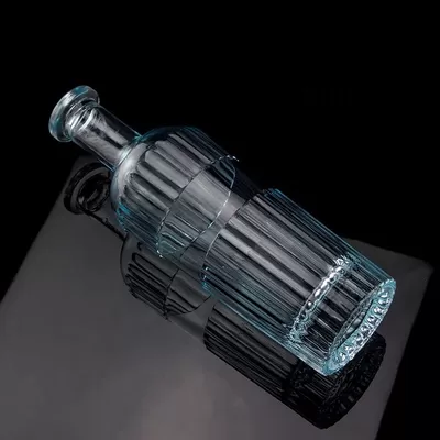 漂亮的浅蓝色750毫升75cl竖条伏特加瓶，盖子是透明玻璃制成