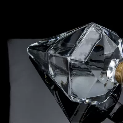 流行设计超级燧石 700ml伏特加玻璃瓶，带软木塞和透明玻璃