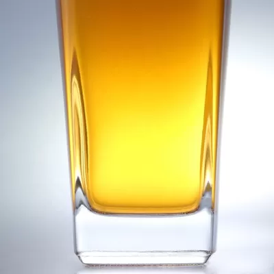 700毫升方形杜松子酒瓶，软木饰面，底部厚实，采用额外燧石玻璃制成