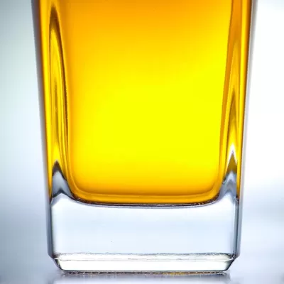 700毫升方形杜松子酒瓶，软木饰面，底部厚实，采用额外燧石玻璃制成