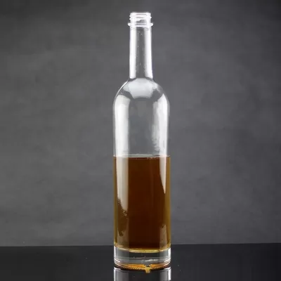 玻璃领橄榄油包装瓶，多边形设计和软木塞盖